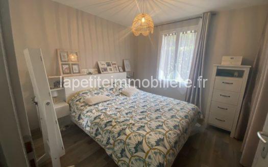 Maison récente de plain-pied à Galgon (33133)