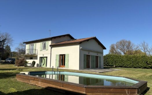 MAISON AVEC PISCINE ET GRAND TERRAIN à Galgon 33133