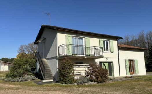 MAISON AVEC PISCINE ET GRAND TERRAIN à Galgon 33133
