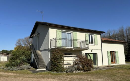 MAISON AVEC PISCINE ET GRAND TERRAIN à Galgon 33133